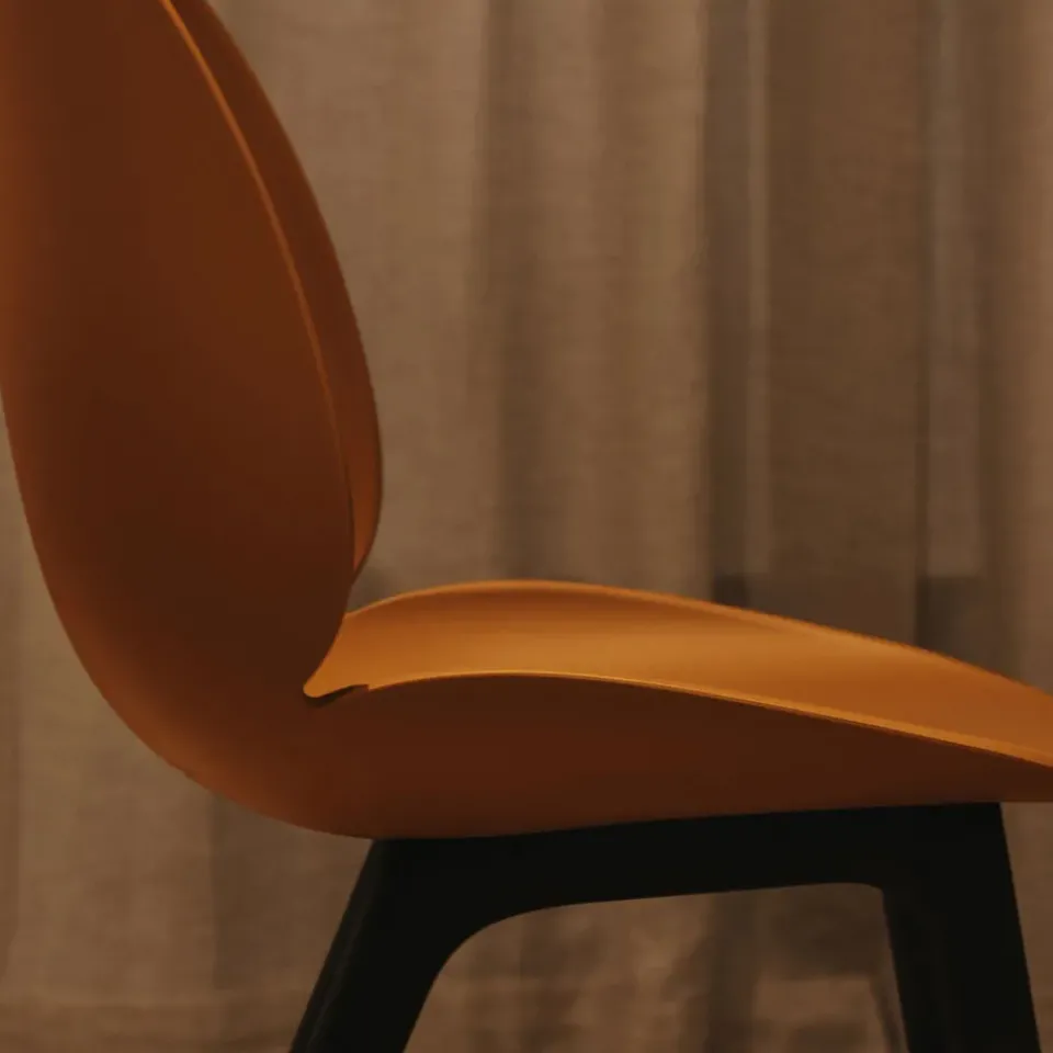 GUBI Chairs*Beetle Plastic chair, Sweet , black leg Pink
