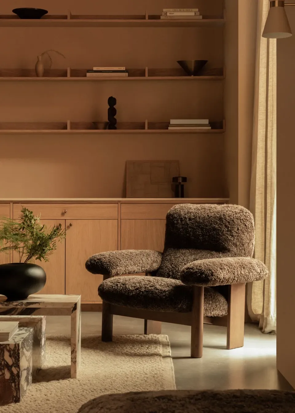 Audo Copenhagen Armchairs & Footstools*Brasilia armchair, Walnut-Sahara sheepskin curly Brown