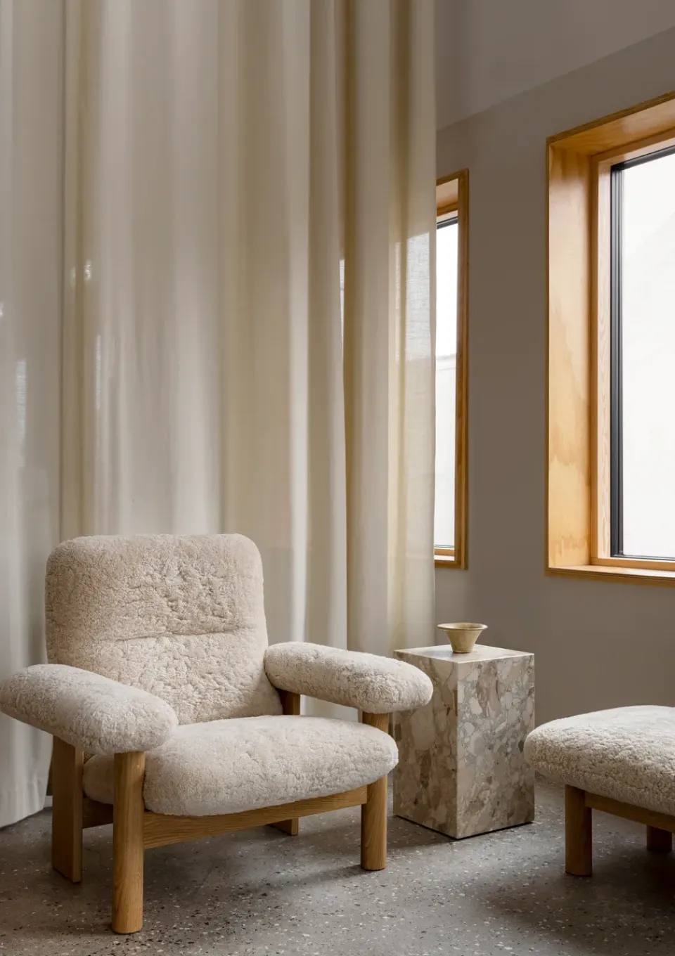 Audo Copenhagen Armchairs & Footstools*Brasilia footstool, Walnut-Nature sheepskin curly Beige