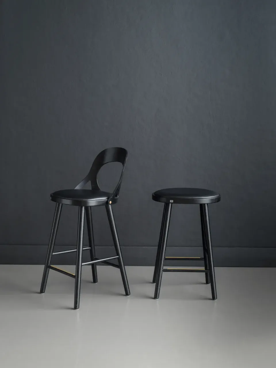 Hans K Bar Stools*Colibri bar stool 63 cm, stained oak- pad Black
