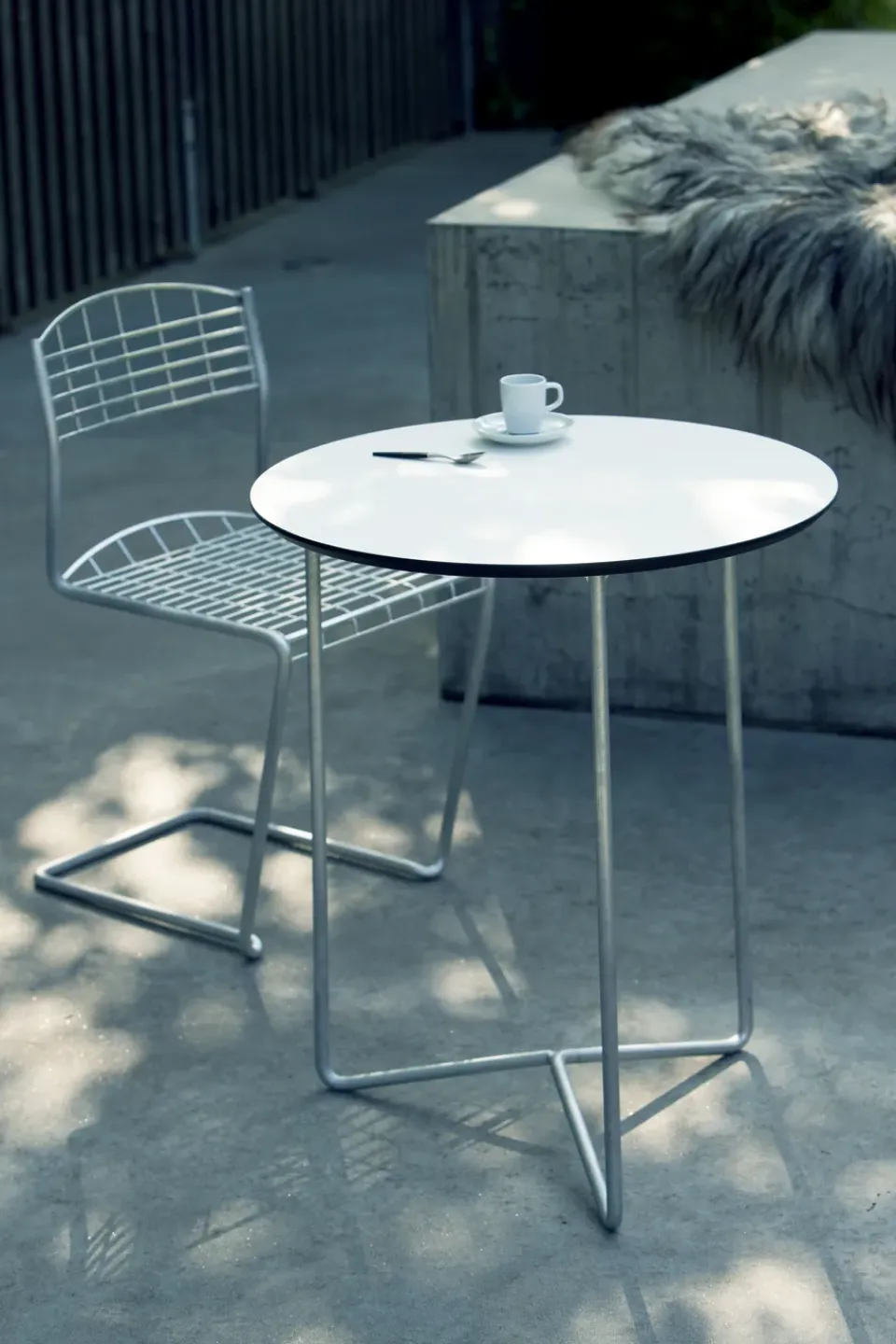 Grythyttan Stålmöbler Table For Outdoor Use*High Tech table, -hot-dip galvanized stand, Ø60 cm White