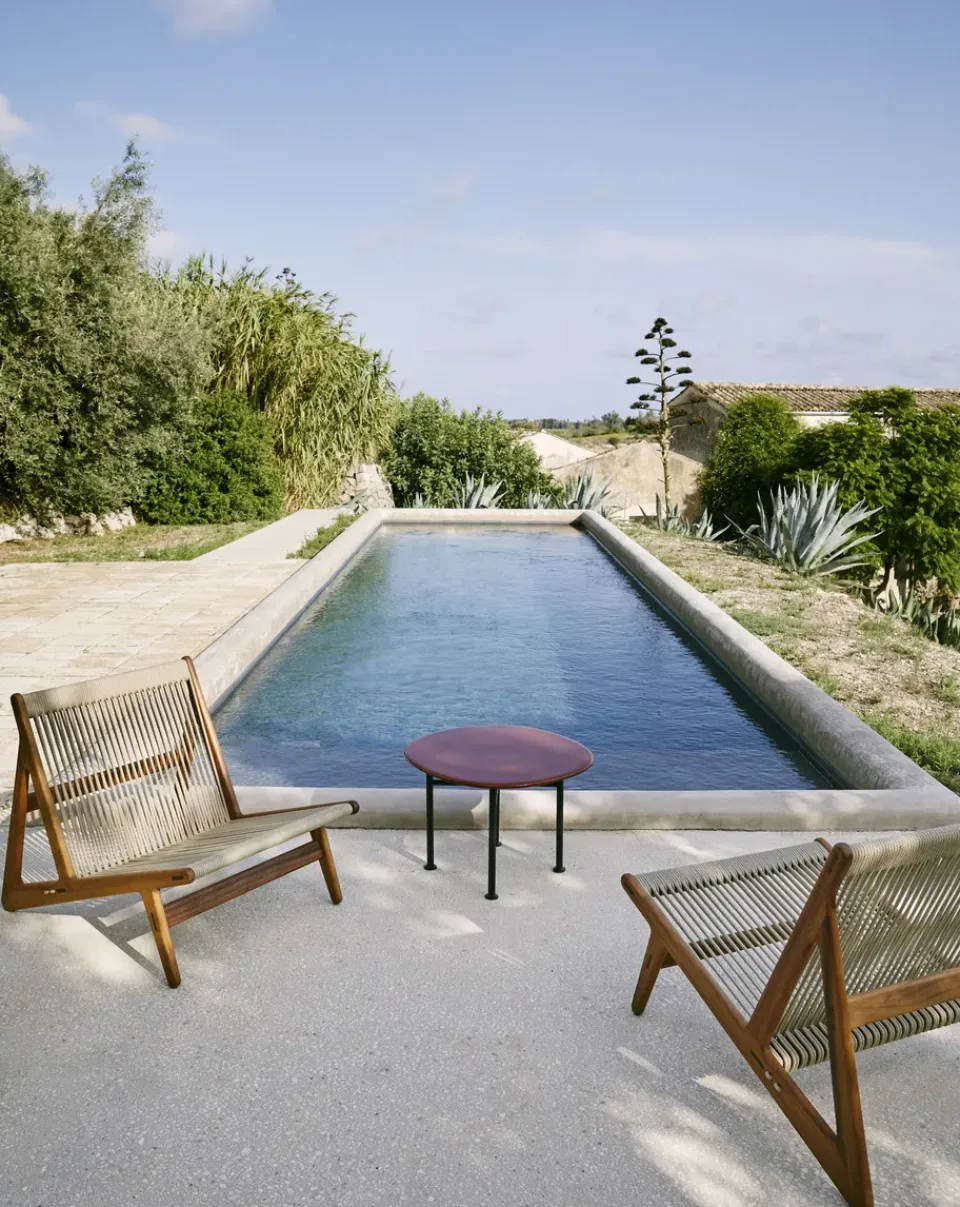 GUBI Outdoor Lounge Furniture|Armchairs & Footstools*MR01 Initial outdoor lounge chair, Oiled iroko wood Brown