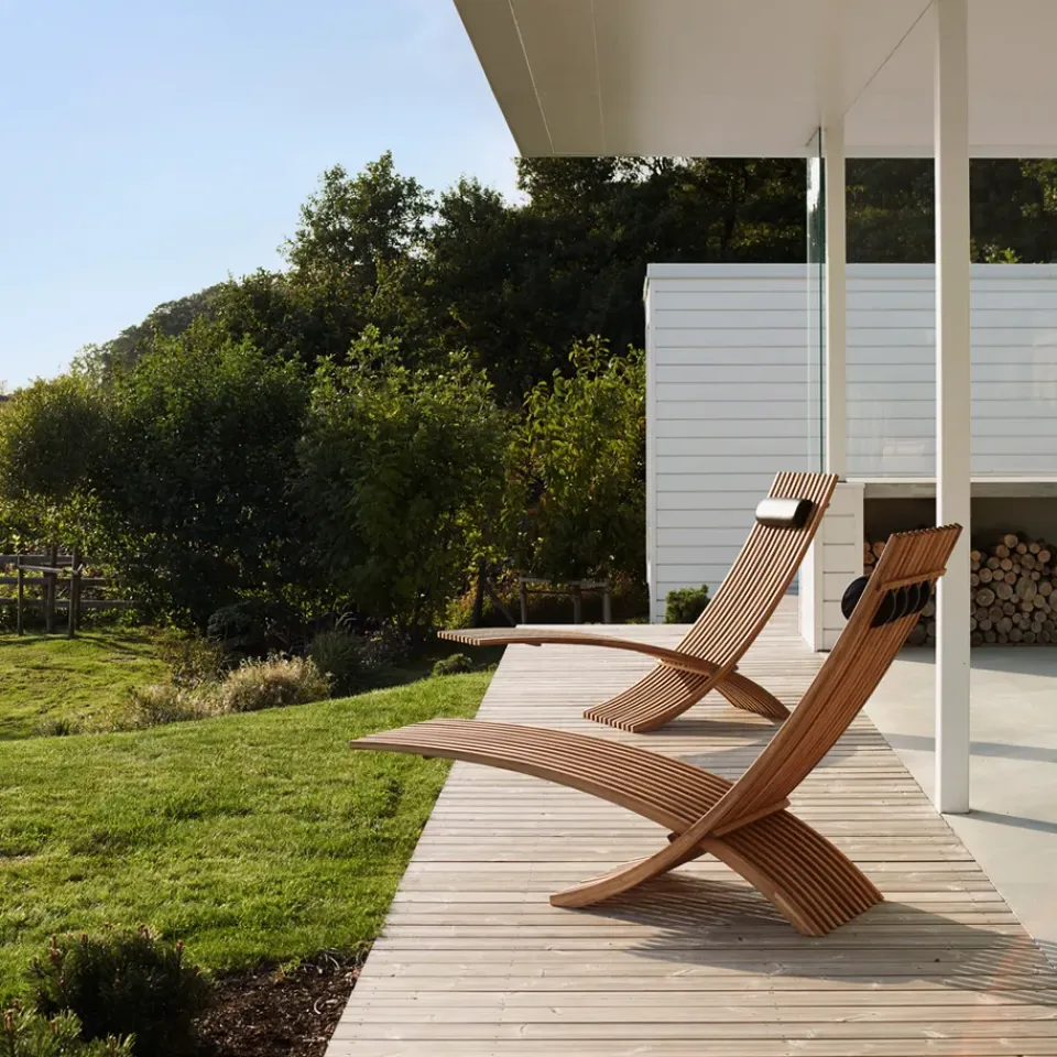 Skargaarden Seating*Nozib lounge chair, Teak, black neck rest in leather Brown