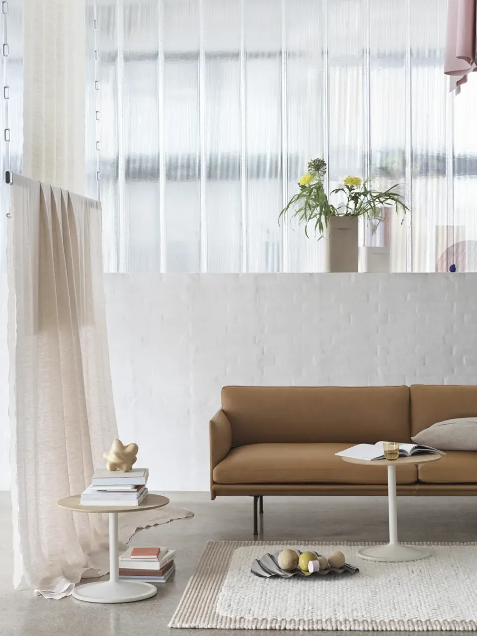 Muuto Sofas*Outline 3.5-seater sofa polished aluminum, Grace leather Camel Brown