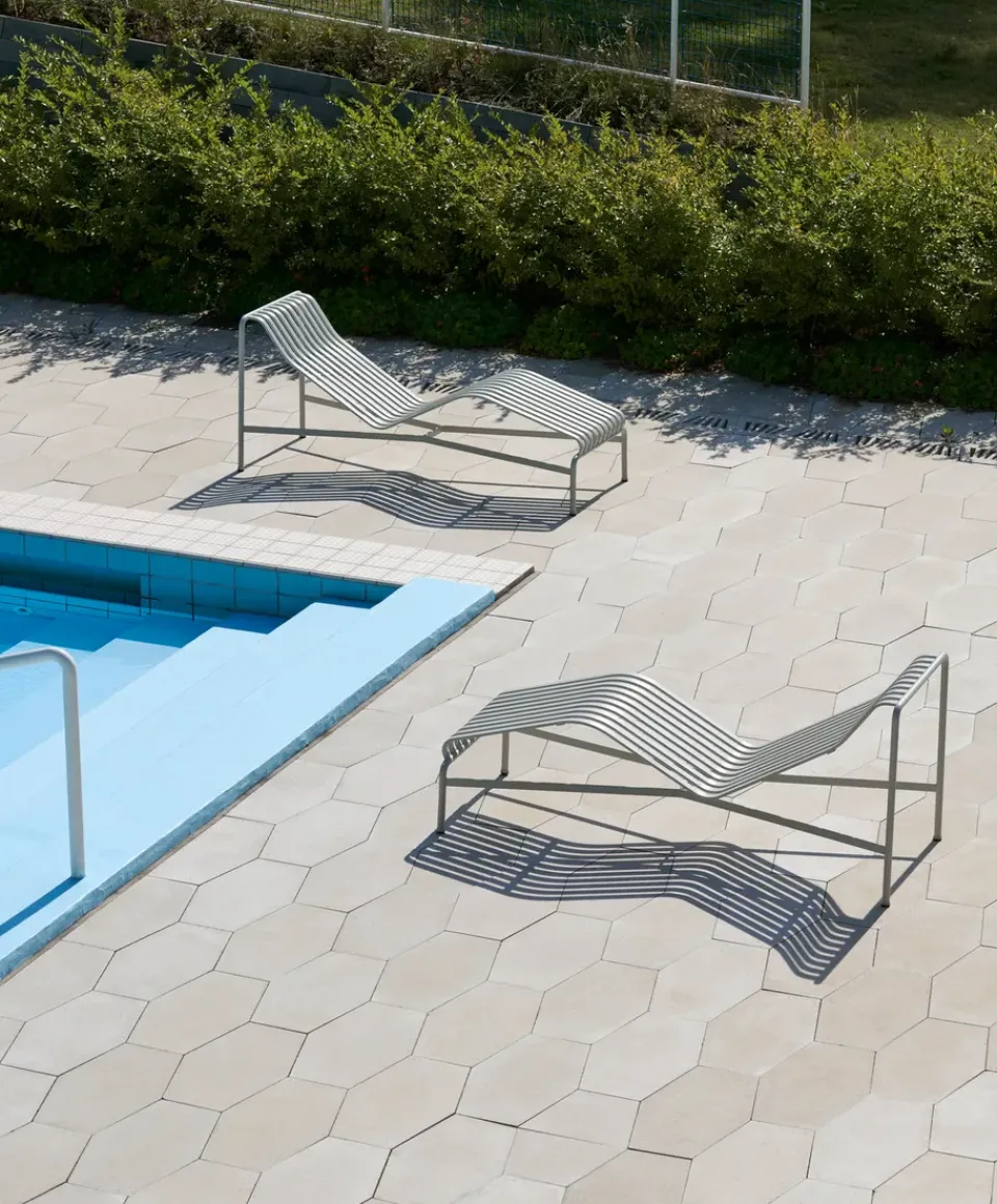 HAY Seating|Outdoor Lounge Furniture*Palissade chaise lounge, Sky Grey