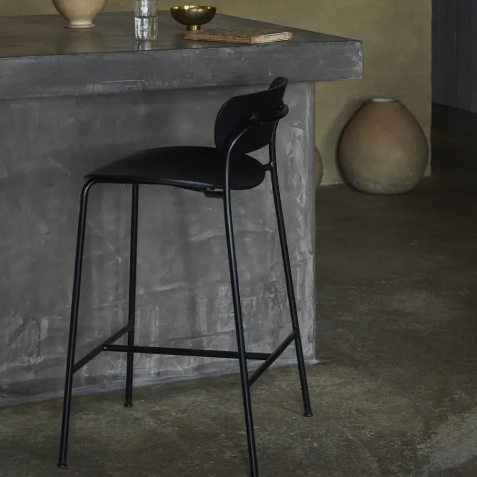 &Tradition Bar Stools*Pavilion AV7 barstool, Oak lacquer, steel legs Black