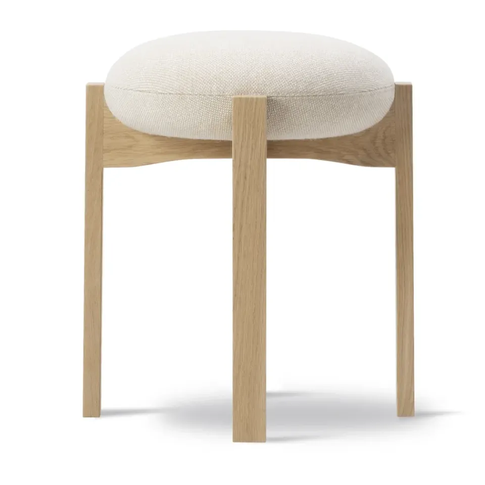 Fredericia Furniture Stools*Pioneer low stool, Hallingdal 200-lacquered oak Beige