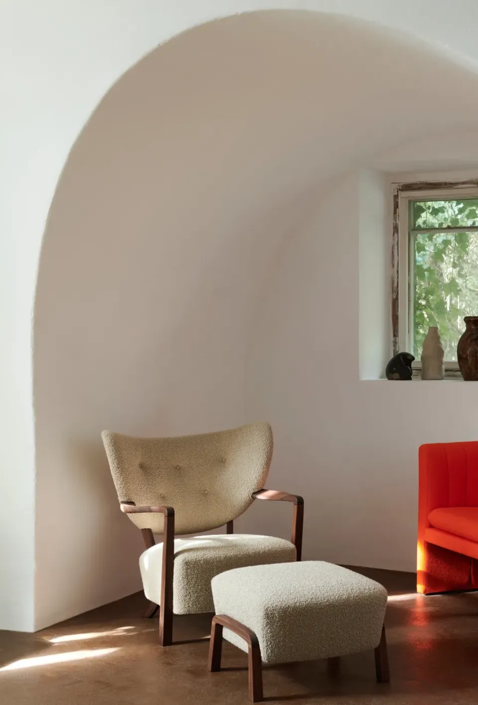 &Tradition Armchairs & Footstools*Wulff Lounge Chair ATD2 armchair incl. pouffe ATD3, Oiled walnut-Karakorum Beige